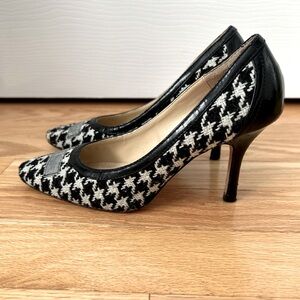 VINTAGE Oscar De La Renta houndstooth pumps.